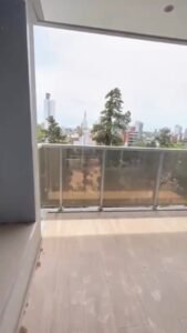 Balcón con baranda de vidrio