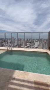 Pileta en la terraza con vista a la ciudad