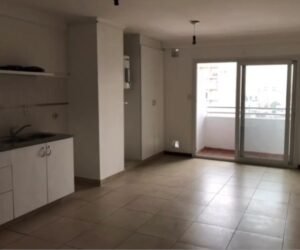 Cocina integrada y espacio para lavarropas